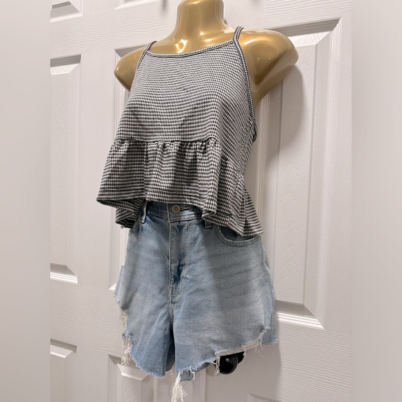 *bundle* Four cute summer tops. Size Medium. - Picture 3 of 16